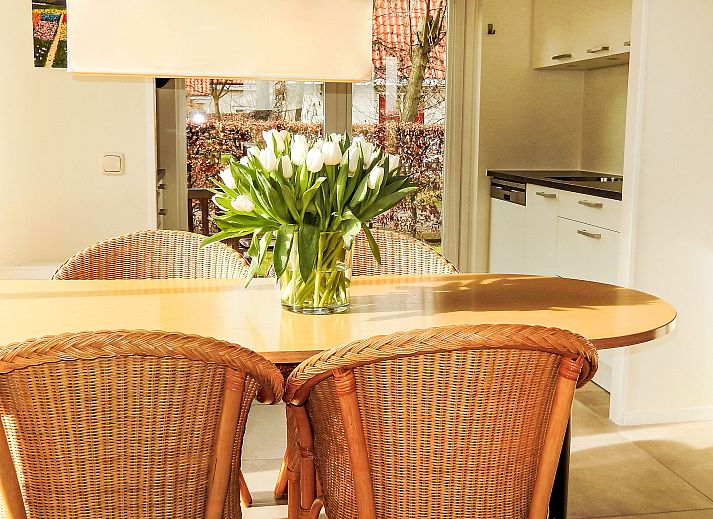 Moderne Kueche im Ferienhaus Stern Comfort, Noordwijk, Nordseekueste, Suedholland mit Gartenblick.