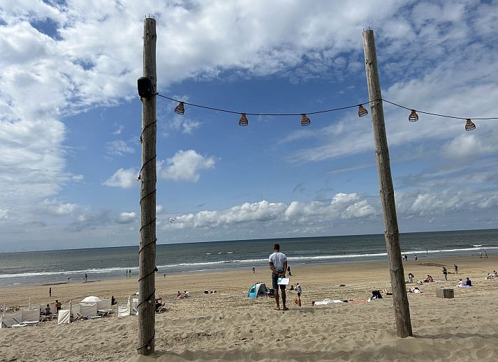 Moderne Kueche im Ferienhaus Stern Comfort, Noordwijk, Nordseekueste, Suedholland mit Gartenblick.