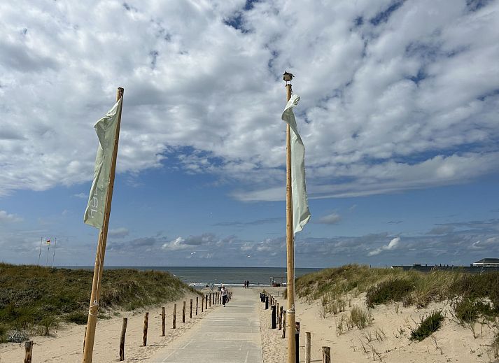 Gemuetliches Wohnzimmer des Ferienhauses Stern Comfort in Noordwijk, Nordseekueste, Suedholland mit Blick auf den Garten.