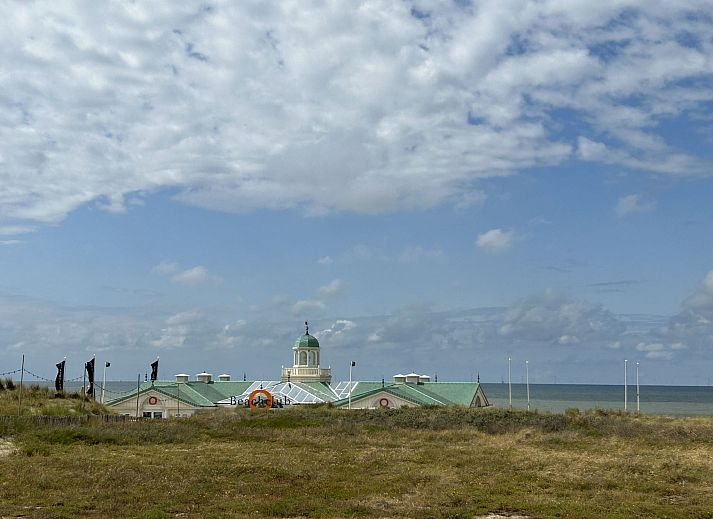 Gemuetliches Wohnzimmer des Ferienhauses Stern Comfort in Noordwijk, Nordseekueste, Suedholland mit Blick auf den Garten.