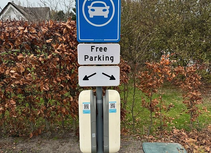 Gemuetliches Wohnzimmer des Ferienhauses Stern Comfort in Noordwijk, Nordseekueste, Suedholland mit Blick auf den Garten.