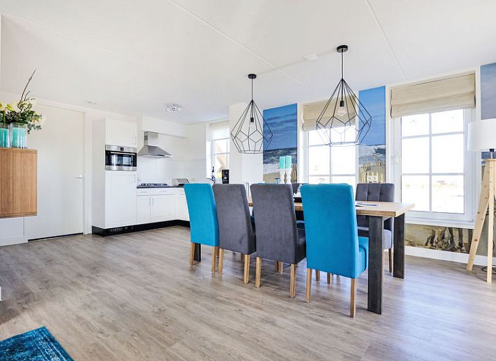 Gezellige woonkamer van Vakantiehuis Tapuit 6 in Noordwijk met moderne inrichting en veel lichtinval.