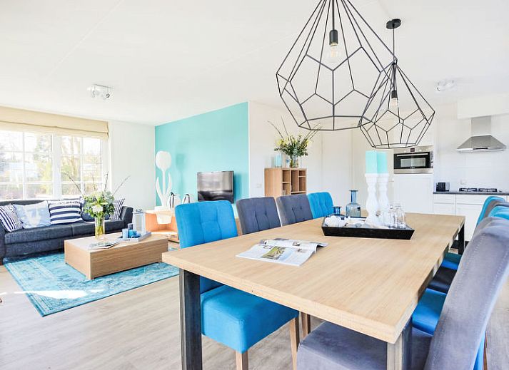 Gezellige woonkamer van Vakantiehuis Tapuit 6 in Noordwijk met moderne inrichting en veel lichtinval.