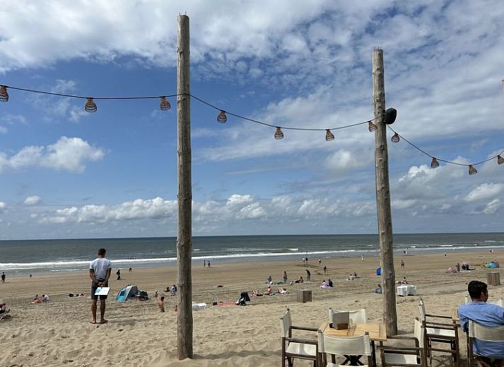 Slaapkamer Vakantiehuis Tapuit 6, Noordwijk, met comfortabel bed en strandthema, perfecte rustplek.