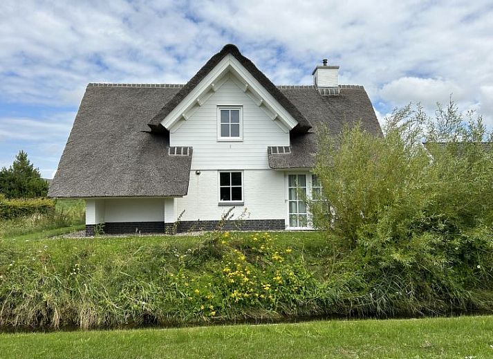 Slaapkamer Vakantiehuis Tapuit 6, Noordwijk, met comfortabel bed en strandthema, perfecte rustplek.