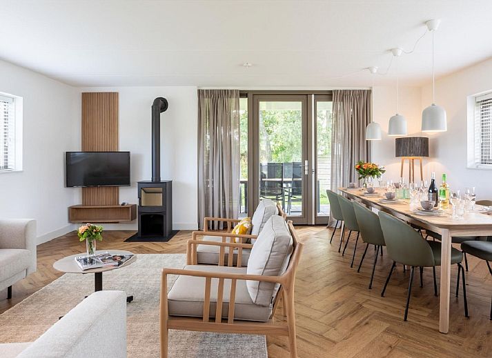 Cozy dining room in Holiday home Pieper Luxe, Noordwijk, overlooking the garden on the North Sea coast