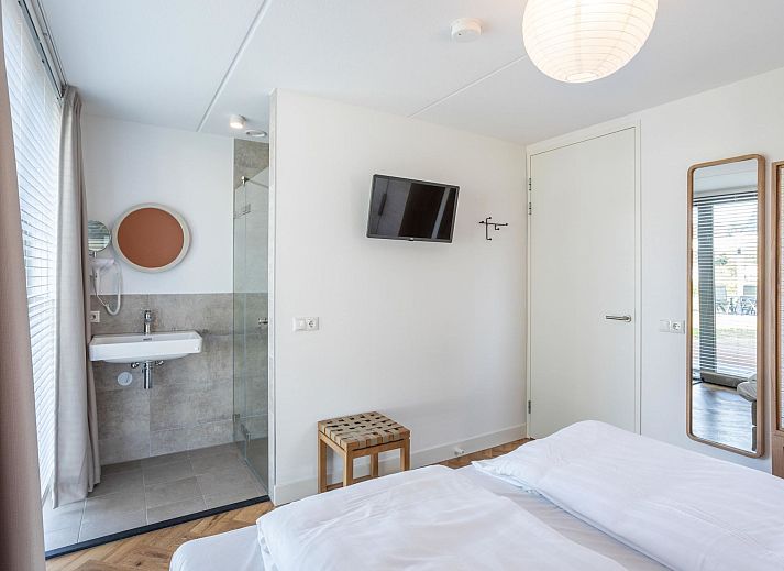 Spacious living room in Holiday home Pieper Luxe, Noordwijk, with modern kitchen and dining area on the North Sea coast