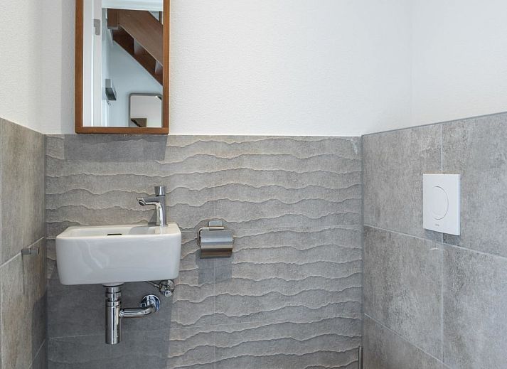 Spacious living room in Holiday home Pieper Luxe, Noordwijk, with modern kitchen and dining area on the North Sea coast