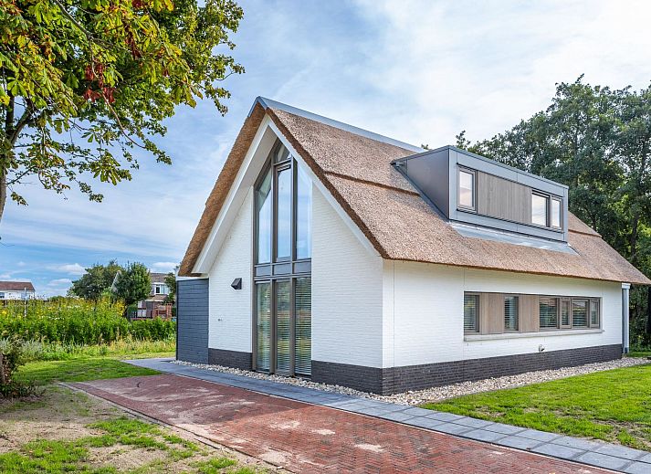 Spacious living room in Holiday home Pieper Luxe, Noordwijk, with modern kitchen and dining area on the North Sea coast
