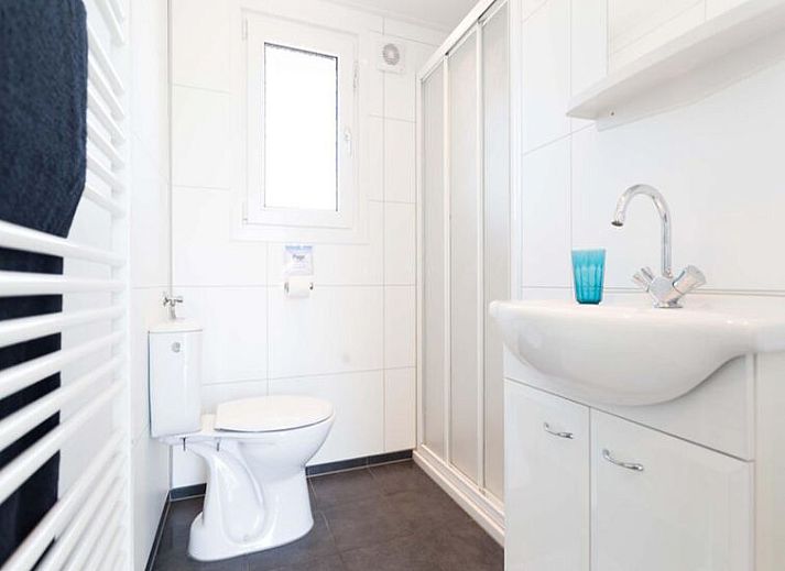 Gezellige woonkamer in Vakantiehuis Comfort 5 personen, Noordwijk, met uitzicht op de Noordzeekust.