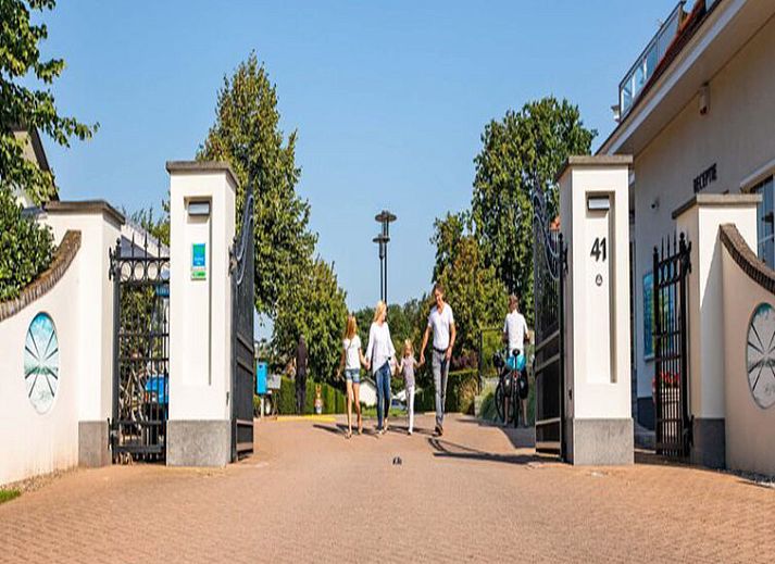 Moderne keuken en eetruimte in Vakantiehuis Comfort 5 personen, Noordwijk, Zuid-Holland.