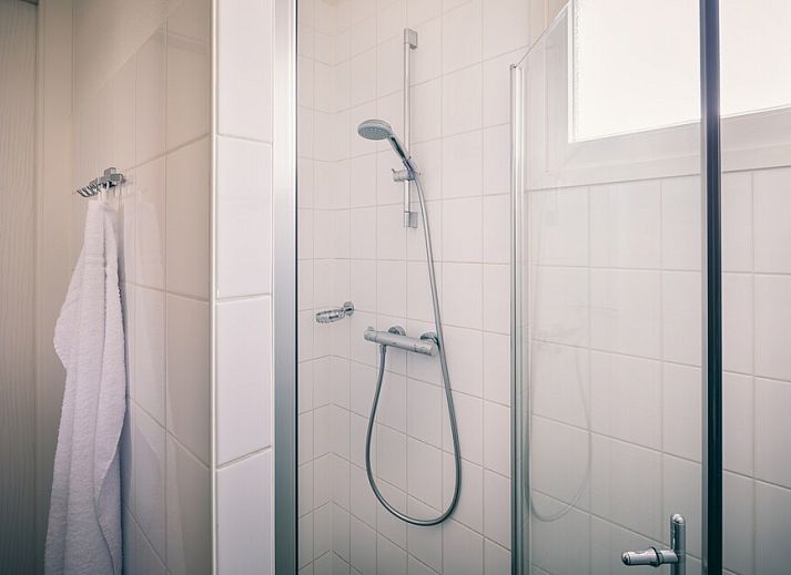 Gemuetliches Wohnzimmer von Bungalow 4 in Noordwijkerhout mit moderner Einrichtung und bequemen Sitzgelegenheiten an der Nordseekueste.