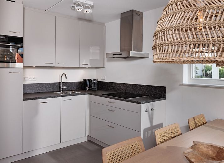 Bungalow 6B in Noordwijkerhout, een modern vakantiehuis aan de Noordzeekust, Zuid-Holland, met een uitnodigend terras en groene omgeving.