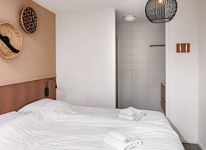 Bungalow 6B in Noordwijkerhout, een modern vakantiehuis aan de Noordzeekust, Zuid-Holland, met een uitnodigend terras en groene omgeving.