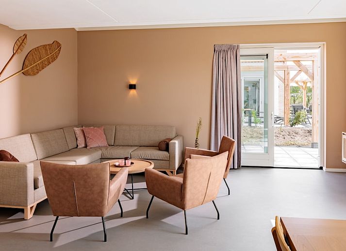 Bungalow 8 in Noordwijkerhout, ein Ferienhaus an der Nordseekueste mit einer grossen Terrasse und einem gruenen Garten in Suedholland.