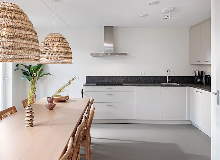 Bungalow 8 in Noordwijkerhout, ein Ferienhaus an der Nordseekueste mit einer grossen Terrasse und einem gruenen Garten in Suedholland.