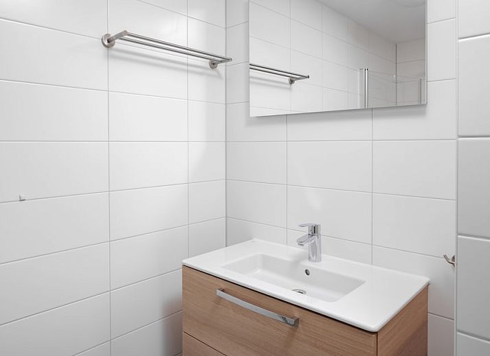 Modernes Interieur des Bungalows 8 in Noordwijkerhout mit stilvoller Fernsehecke, ideal zum Entspannen an der Nordseekueste, Suedholland.