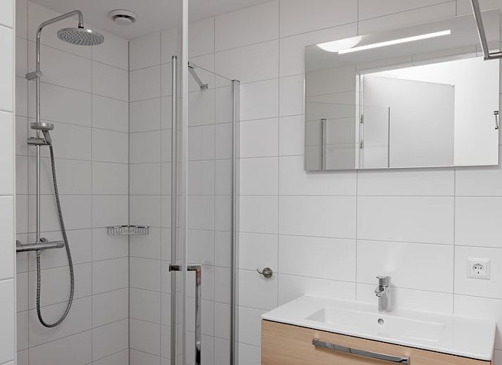 Modernes Interieur des Bungalows 8 in Noordwijkerhout mit stilvoller Fernsehecke, ideal zum Entspannen an der Nordseekueste, Suedholland.