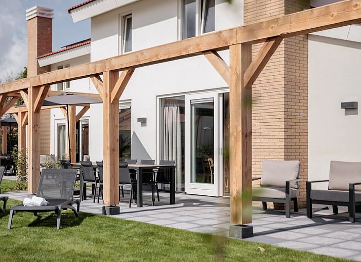 Modernes Interieur des Bungalows 8 in Noordwijkerhout mit stilvoller Fernsehecke, ideal zum Entspannen an der Nordseekueste, Suedholland.