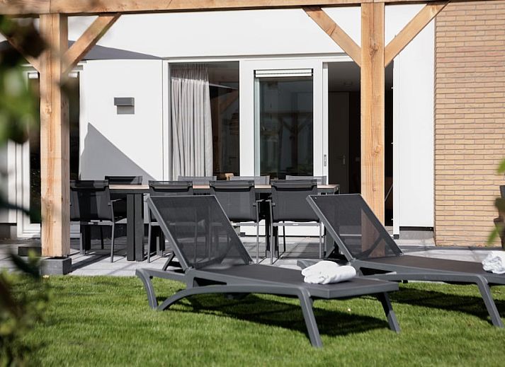 Modernes Interieur des Bungalows 8 in Noordwijkerhout mit stilvoller Fernsehecke, ideal zum Entspannen an der Nordseekueste, Suedholland.