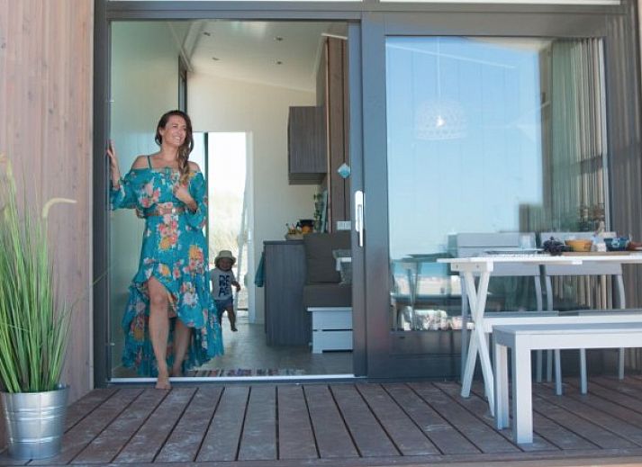 Geniessen Sie die Sonne am Strand im Vakantieparkhuis Kijkduin, einem Ferienhaus an der Nordseekueste in Den Haag, Suedholland.