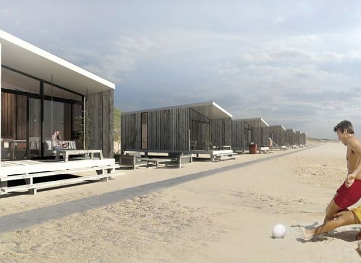 Geniessen Sie die Sonne am Strand im Vakantieparkhuis Kijkduin, einem Ferienhaus an der Nordseekueste in Den Haag, Suedholland.
