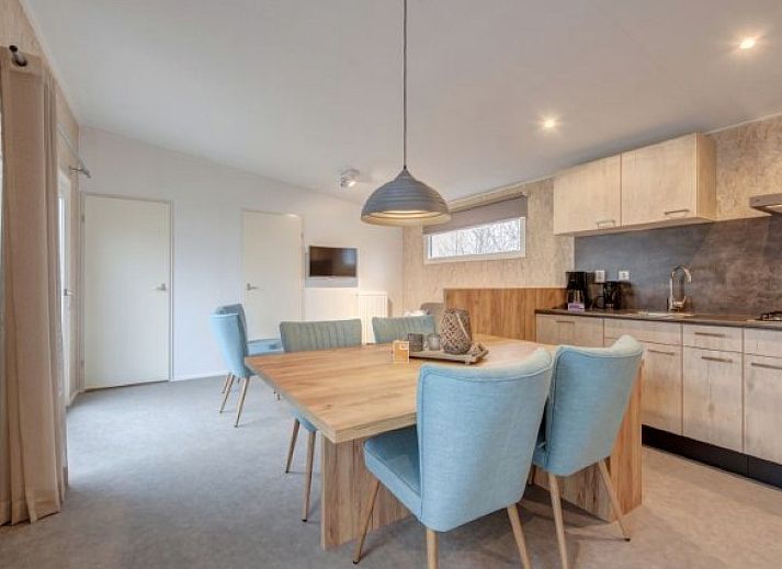 Gezellige woonkamer in Comfortabele chalet, Den Haag, met moderne inrichting en veel natuurlijk licht.