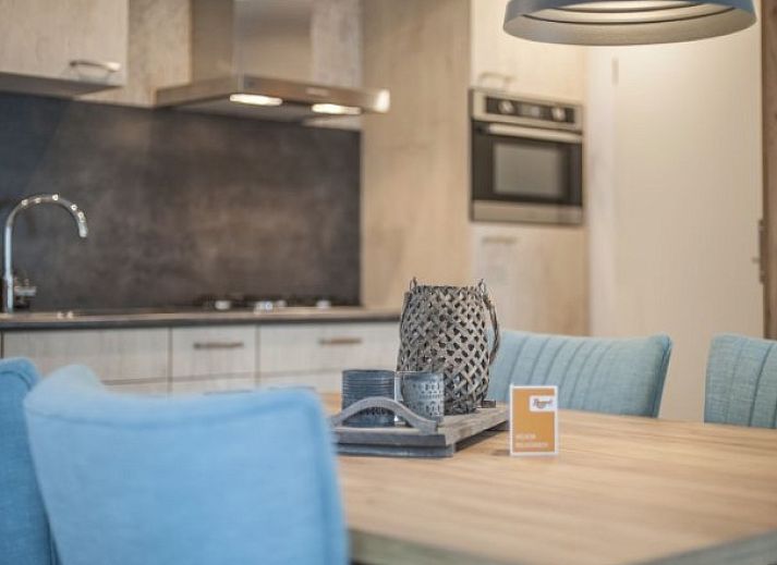 Gezellige woonkamer in Comfortabele chalet, Den Haag, met moderne inrichting en veel natuurlijk licht.