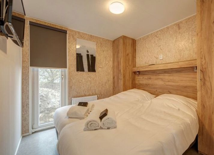 Gezellige woonkamer in Comfortabele chalet, Den Haag, met moderne inrichting en veel natuurlijk licht.