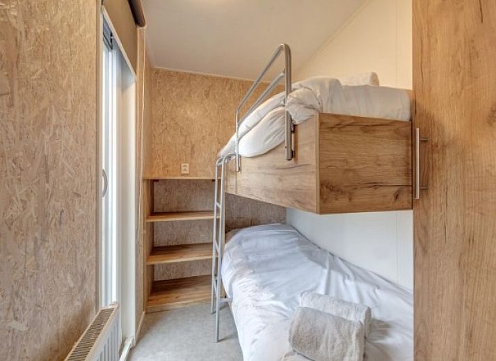 Buitenterras van Comfortabele chalet aan de Noordzeekust, ideaal voor ontspannen buiten dineren.