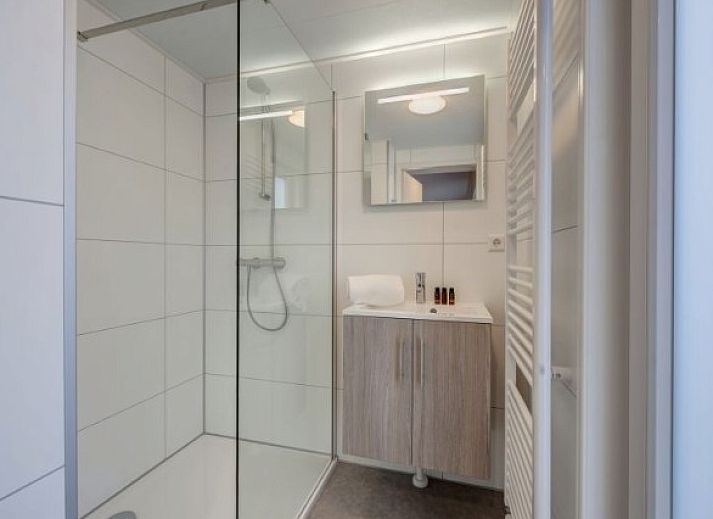 Buitenterras van Comfortabele chalet aan de Noordzeekust, ideaal voor ontspannen buiten dineren.