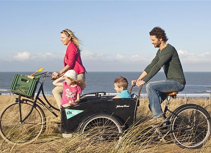 Geniessen Sie die HaagseStrandhuisjes 5 pers in Den Haag, ein charmantes Ferienhaus an der Nordseekueste mit einer einladenden Veranda.