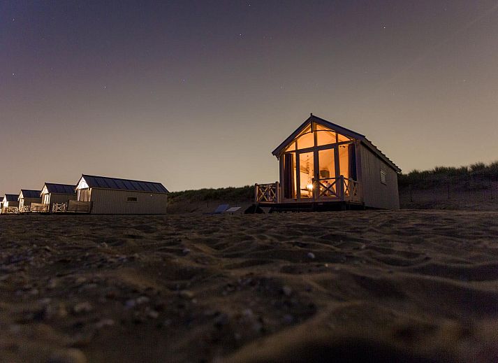 Geniessen Sie die HaagseStrandhuisjes 5 pers in Den Haag, ein charmantes Ferienhaus an der Nordseekueste mit einer einladenden Veranda.