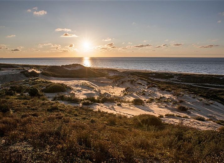 Geniessen Sie Entspannung im HaagseStrandhuisjes 5 pers in Den Haag. Kinder spielen am Strand vor diesem Ferienhaus an der Nordseekueste in Suedholland.