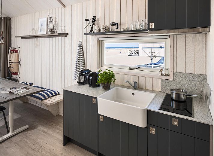 Geniessen Sie Entspannung im HaagseStrandhuisjes 5 pers in Den Haag. Kinder spielen am Strand vor diesem Ferienhaus an der Nordseekueste in Suedholland.