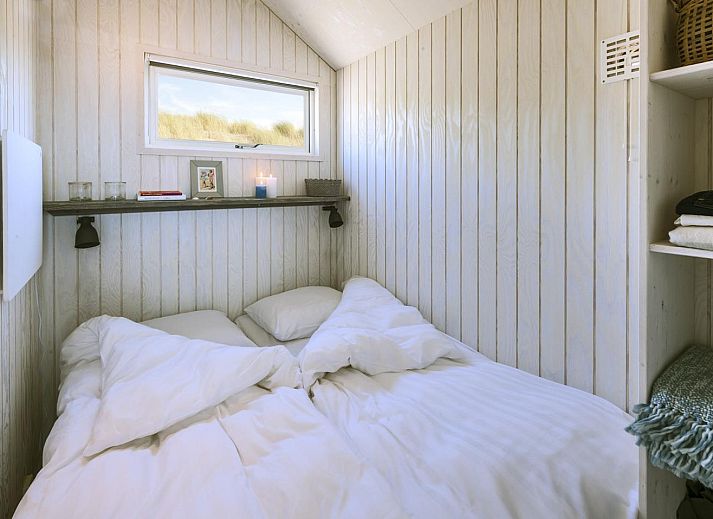 Geniessen Sie Entspannung im HaagseStrandhuisjes 5 pers in Den Haag. Kinder spielen am Strand vor diesem Ferienhaus an der Nordseekueste in Suedholland.