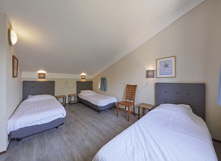 Cozy living room in K7A vacation bungalow, Kijkduin, with modern furniture and TV.