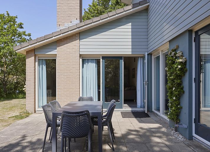 K7A vacation home in Kijkduin with bright living room and fireplace, North Sea coast.