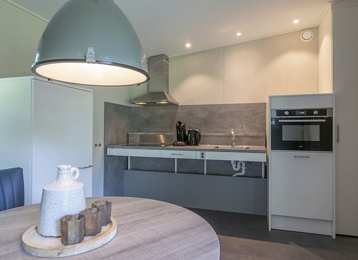 Comfort 2 Mindervalide chalet met veranda in Kijkduin, Noordzeekust, Zuid-Holland omgeven door groen.