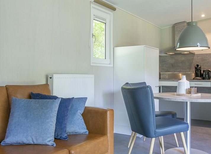 Comfort 2 Mindervalide chalet met veranda in Kijkduin, Noordzeekust, Zuid-Holland omgeven door groen.