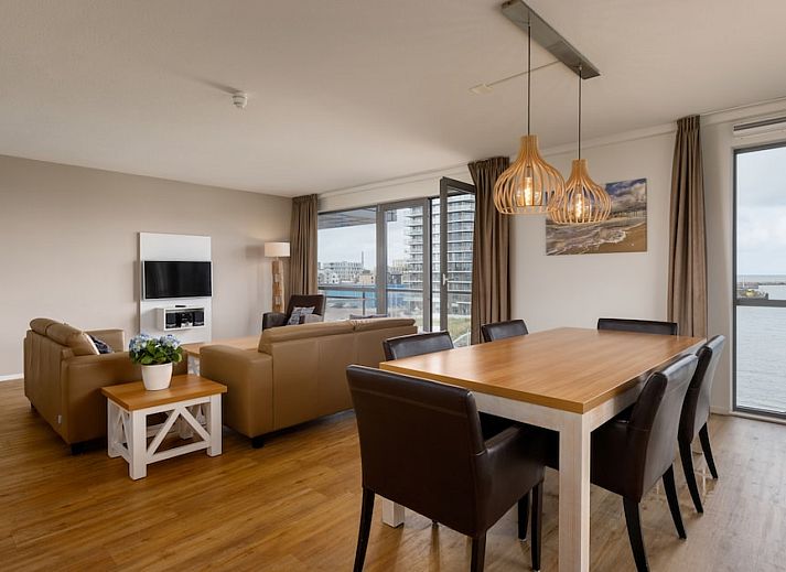 SVL6 Wohnung in Den Haag an der Nordseekueste, Suedholland mit Blick auf moderne Architektur und Yachthafen.