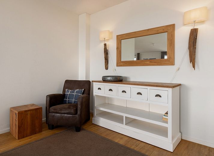 Gemuetliches Wohnzimmer in der Wohnung SVL6, Den Haag, Nordseekueste, mit bequemen Sofas und stilvollen Moebeln fuer einen entspannten Aufenthalt.