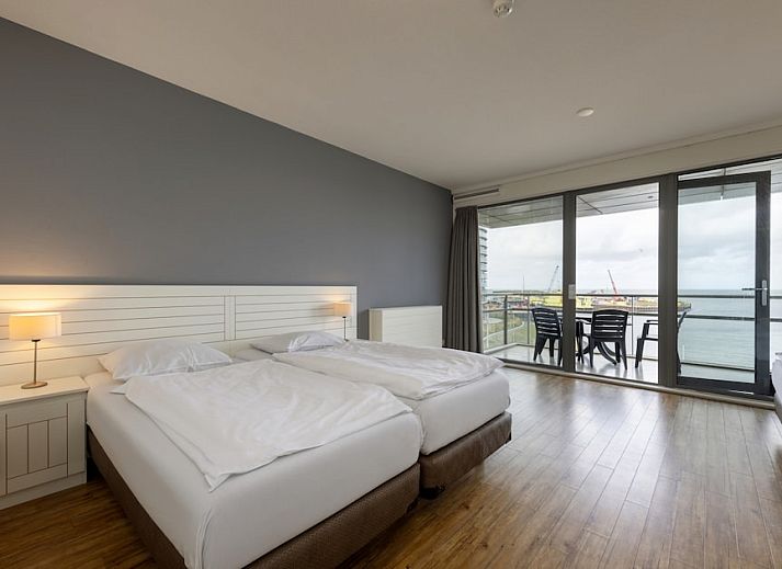 Gemuetliches Wohnzimmer in der Wohnung SVL6, Den Haag, Nordseekueste, mit bequemen Sofas und stilvollen Moebeln fuer einen entspannten Aufenthalt.