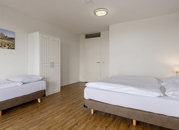 Gemuetliches Wohnzimmer in der Wohnung SVL6, Den Haag, Nordseekueste, mit bequemen Sofas und stilvollen Moebeln fuer einen entspannten Aufenthalt.