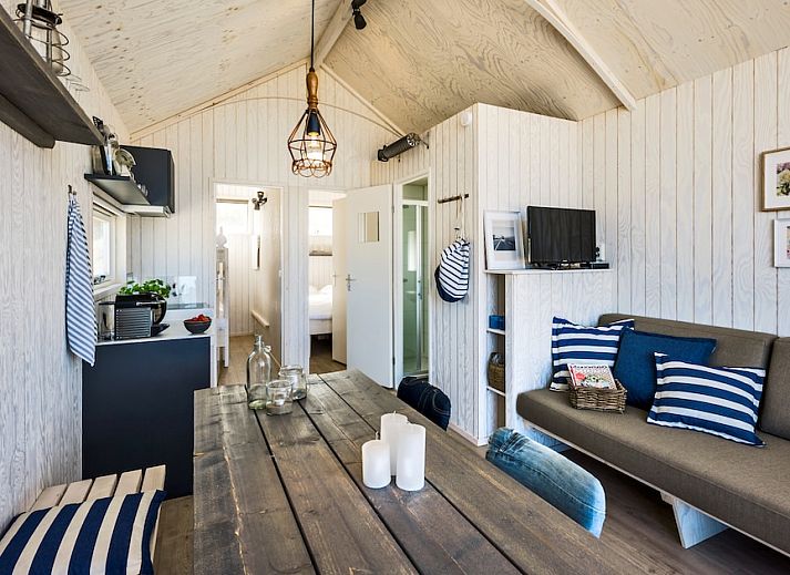 Geniet van de zonsondergang vanuit Haagse Strandhuisjes 4, een vakantiehuis in Kijkduin aan de Noordzeekust, met uitzicht vanaf de veranda.