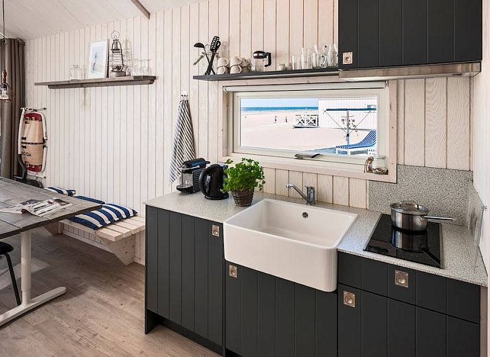 Geniet van de zonsondergang vanuit Haagse Strandhuisjes 4, een vakantiehuis in Kijkduin aan de Noordzeekust, met uitzicht vanaf de veranda.