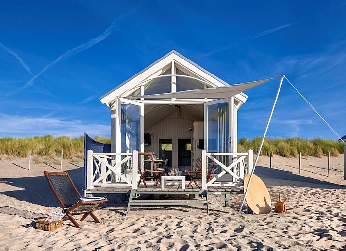 Gezellige binnenruimte van Haagse Strandhuisjes 4 in Kijkduin met comfortabele zithoek en eetgedeelte aan de Noordzeekust in Zuid-Holland.