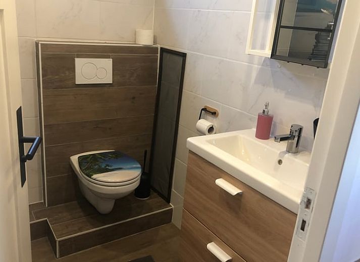 Entrance of Huisje in Lisse, charming vacation home surrounded by nature in South Holland.