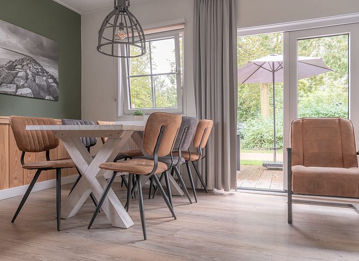 Bungalow Brouwersdam in Ouddorp biedt een ruim terras met comfortabele zitplaatsen en parasol, ideaal voor ontspanning in Goeree-Overflakkee.