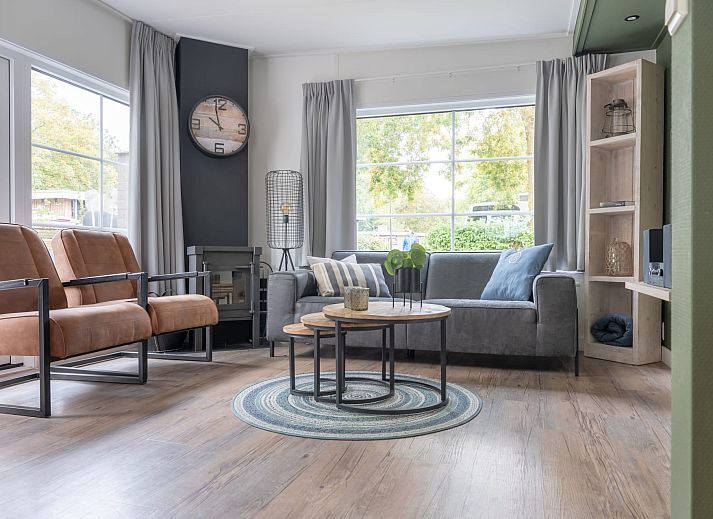 Bungalow Brouwersdam in Ouddorp biedt een ruim terras met comfortabele zitplaatsen en parasol, ideaal voor ontspanning in Goeree-Overflakkee.